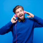 La magia de los 80 y 90: ¿Por qué la música retro sigue conquistando corazones?