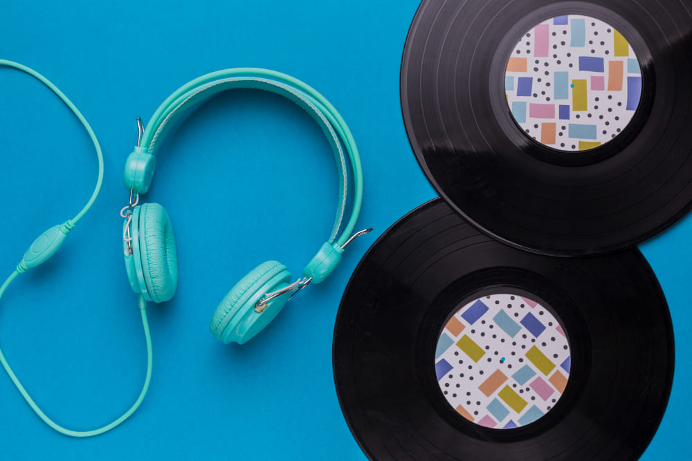 En este momento estás viendo Recuerdos sonoros: cómo la música retro marca momentos inolvidables